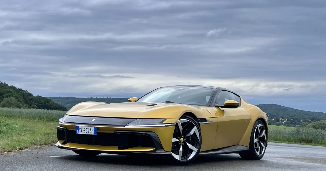 Złote Ferrari Purosangue na tle malowniczych wzg&oacute;rz. Czy to jeden z tych, kt&oacute;re zasiliły flotę Ferrari w Polsce?