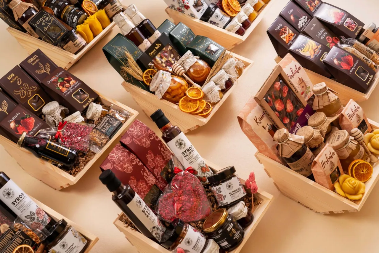 ciastka w celofanie w pudełku prezentowym