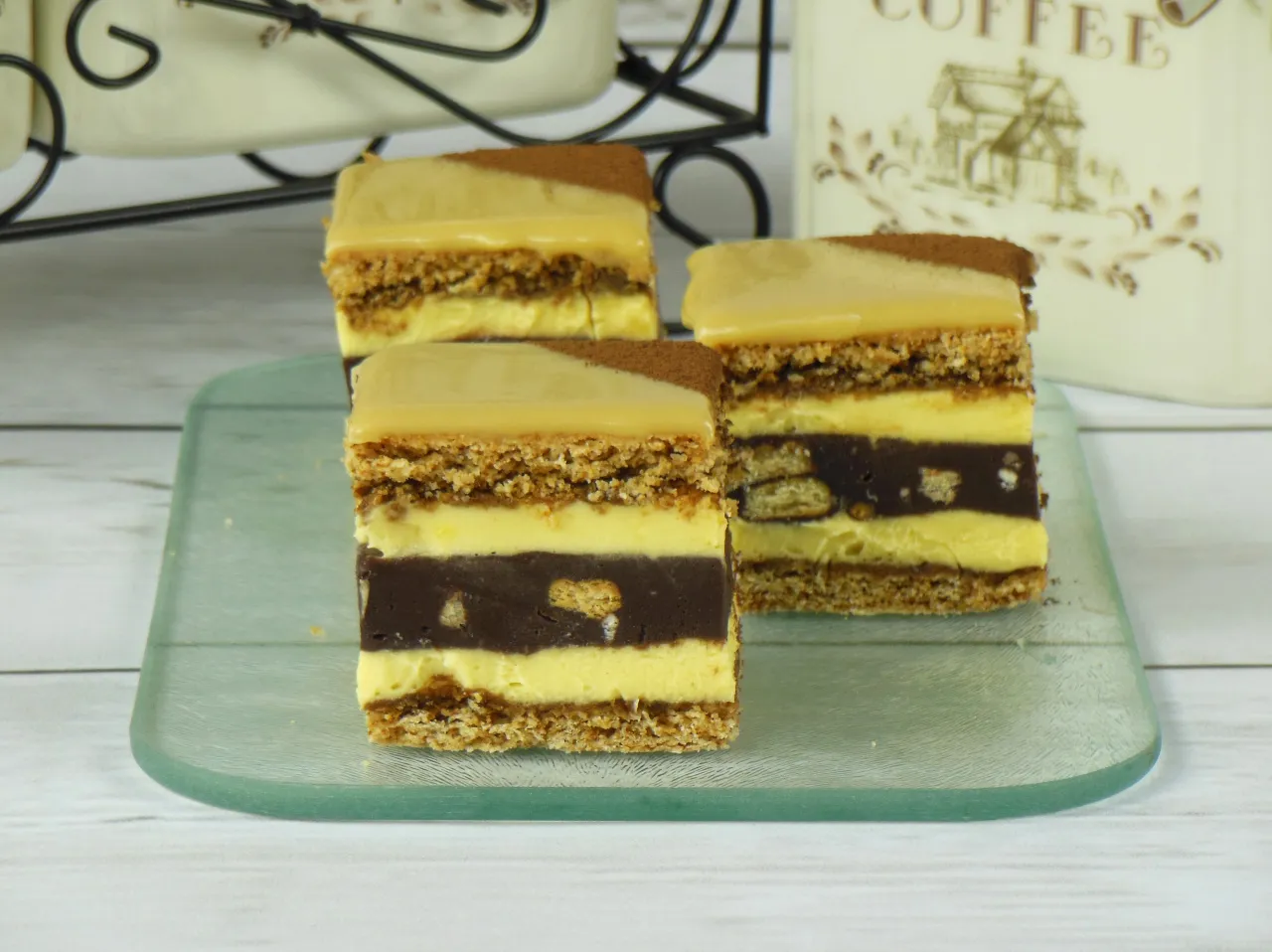 Pyszne ciasto kapitańskie z warstwami kremu i czekolady. Idealne na deser, gdy szukasz sprawdzonego przepisu.