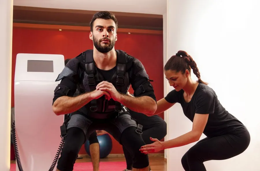 osoba trenująca EMS w specjalnym stroju