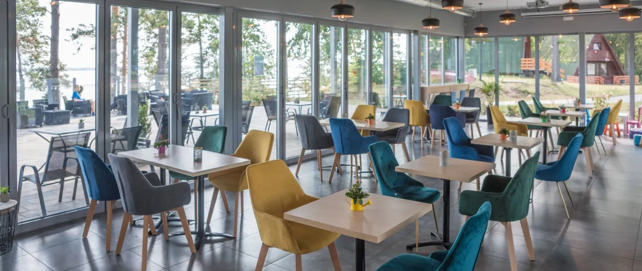 restauracja z widokiem na jezioro Niegocin Giżycko