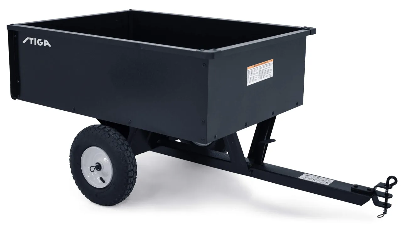 Czarna przyczepka do traktorka Stiga z solidną skrzynią ładunkową i dwoma kołami. Idealna do transportu narzędzi i materiałów w ogrodzie.