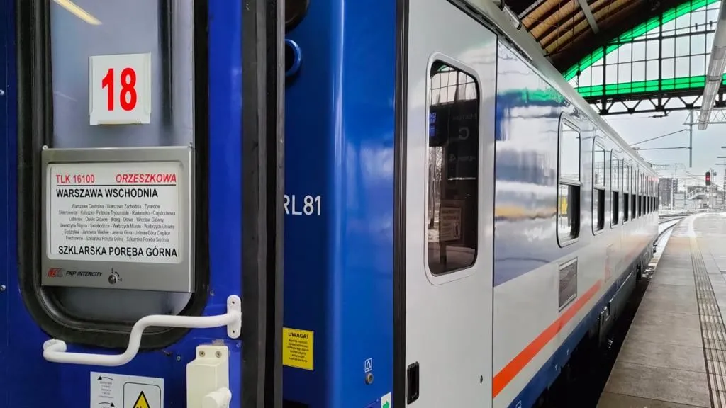 numer wagonu TLK na peronie