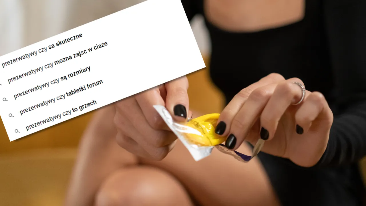 Dłonie otwierają prezerwatywę, a na ekranie widać wyszukiwania: 