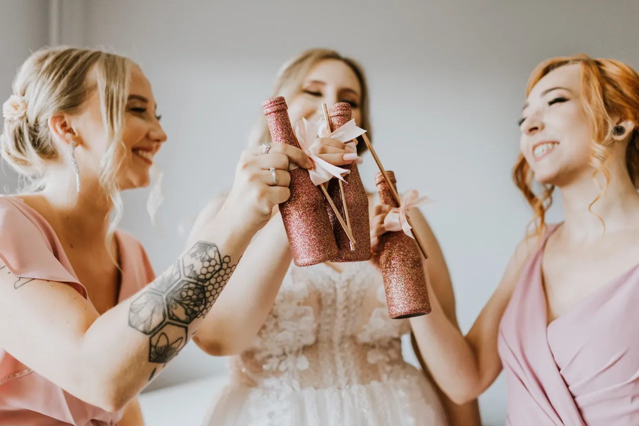 Kosmetyczka z niezbędnikiem panny młodej