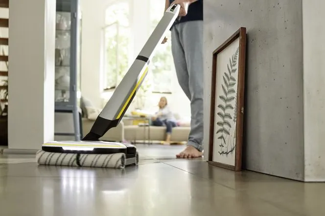 nowoczesny mop elektryczny w użyciu na panelach podłogowych