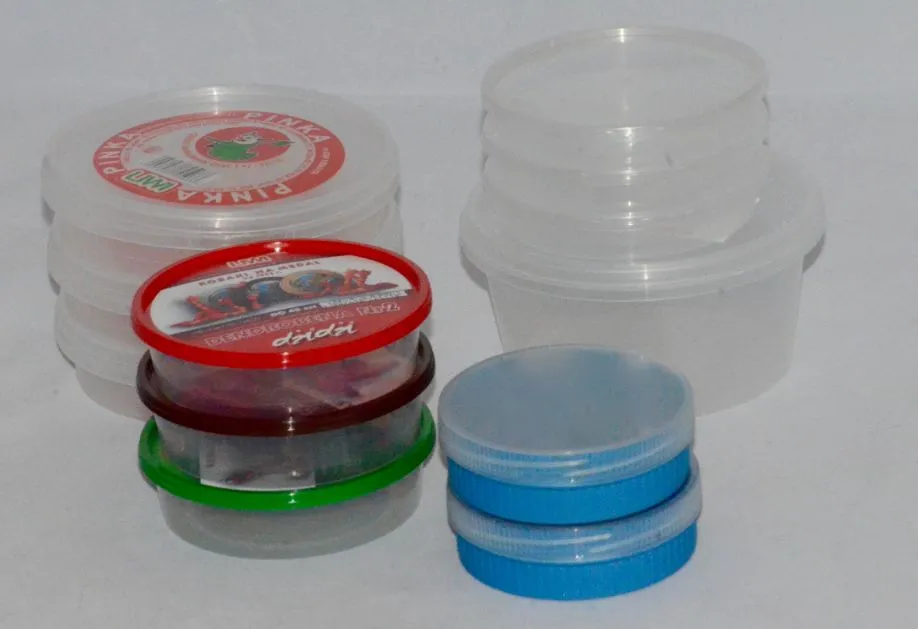 Pojemniki do przechowywania białych robak&oacute;w i pinek