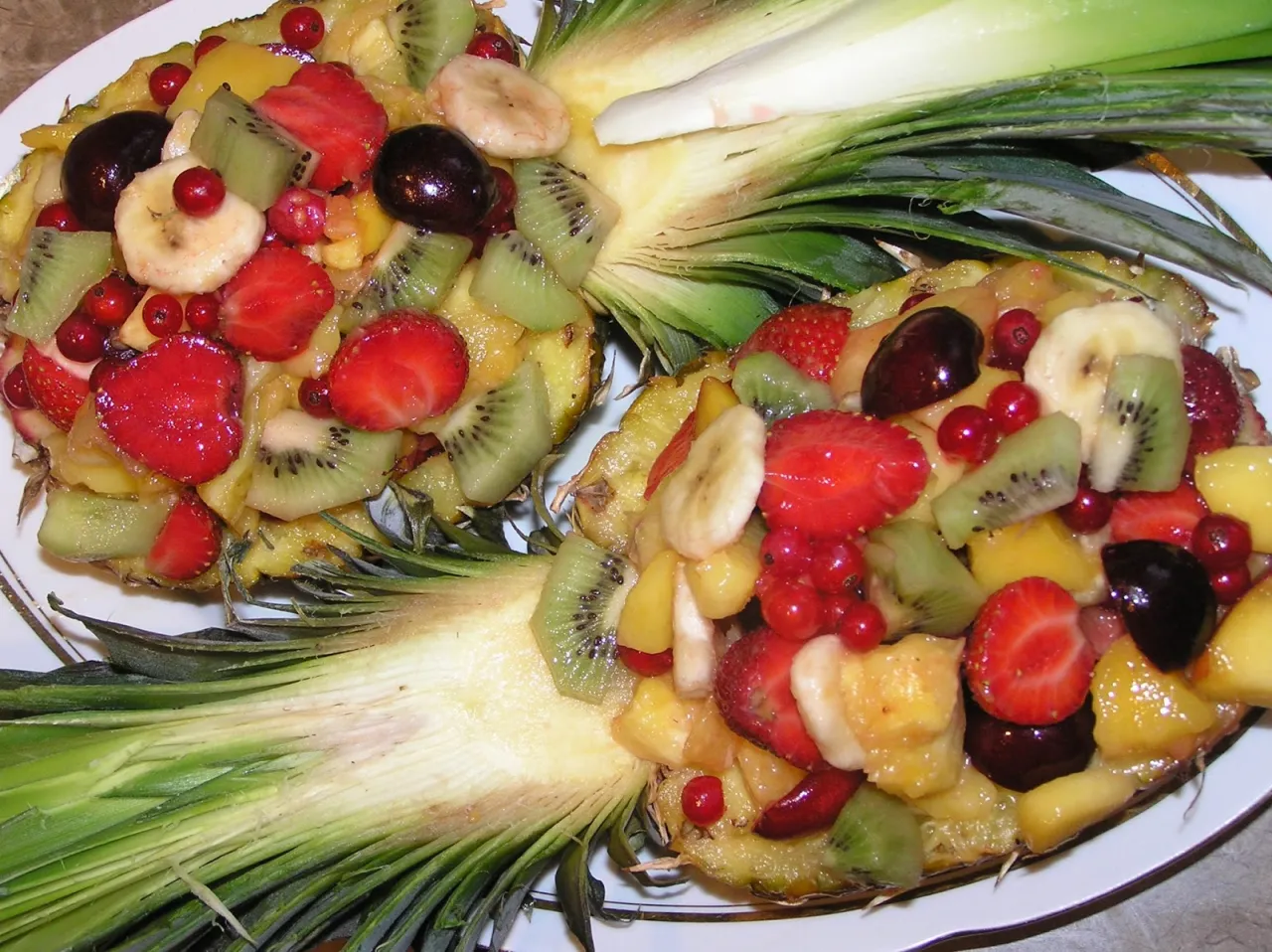 Sałatka owocowa w ananasie na przyjęciu