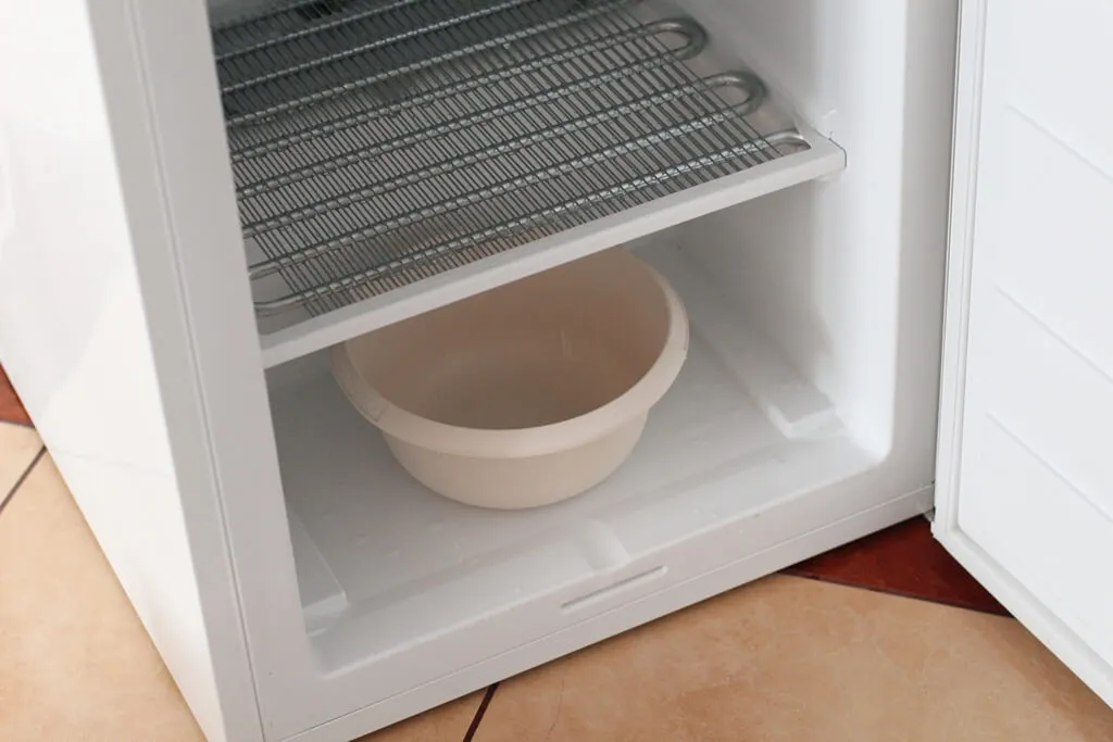 Przygotowanie do rozmrażania lodówki, zabezpieczona kuchnia