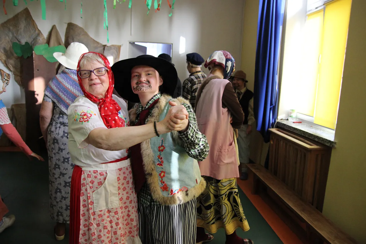 Zdjęcie Jak łatwo przebrać dziecko za dziadka – proste pomysły na kostium i charakteryzację