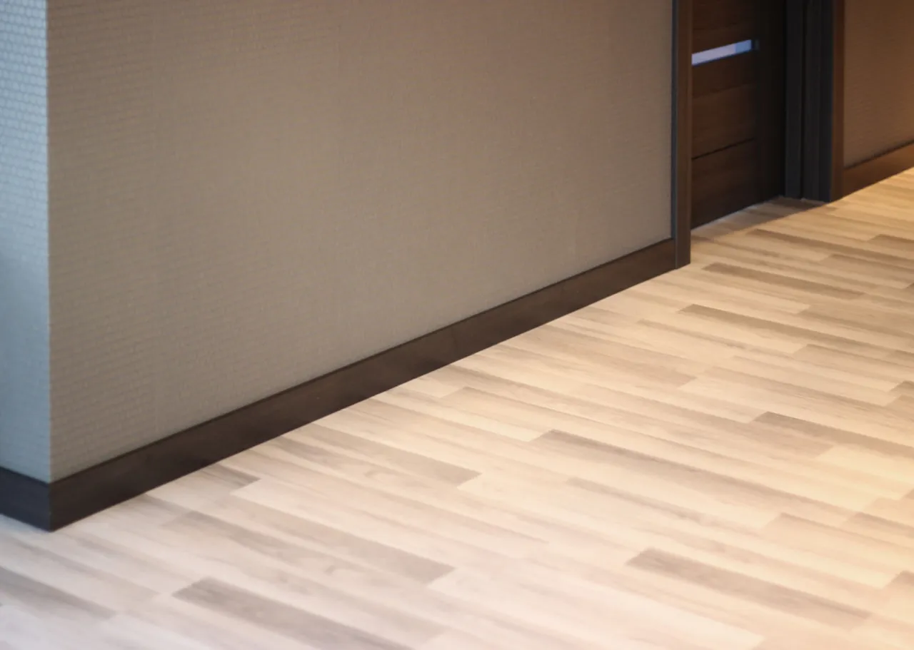 Zdjęcie Listwy przypodłogowe zlicowane ze ścianą - elegancki minimalizm