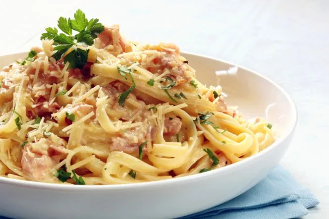 Zdjęcie Oryginalny przepis na spaghetti carbonara ze śmietaną, który zaskoczy smakoszy