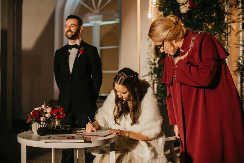 Ślub cywilny w Urzędzie Stanu Cywilnego świadkowie podpisywanie aktu