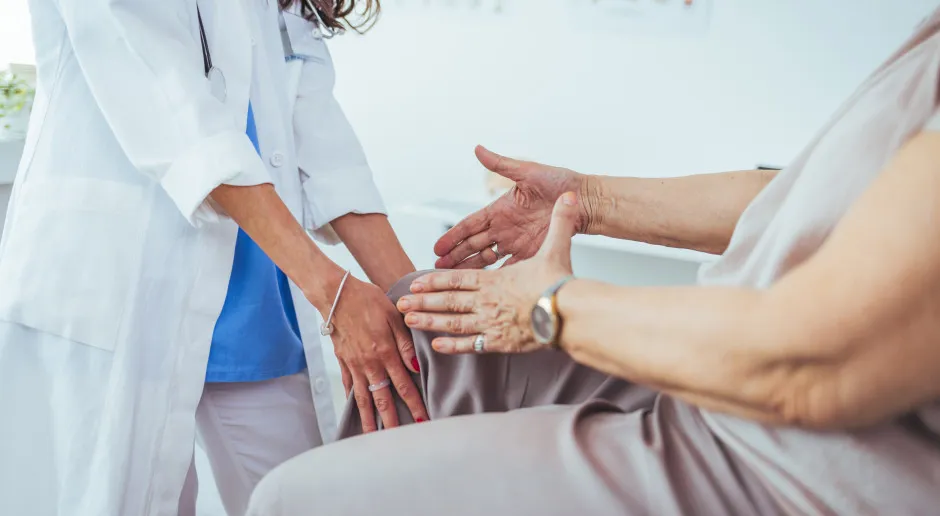 pacjent rozmawia z lekarzem o skierowaniu na rehabilitację