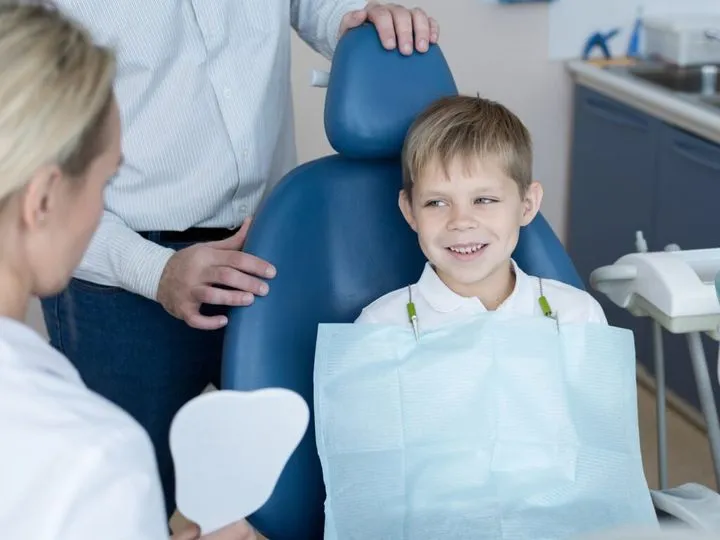 rodzic przygotowujący dziecko do wizyty u dentysty zabawa