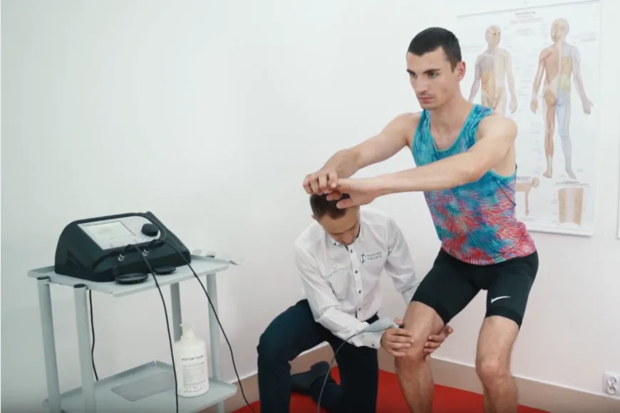 Pacjent ćwiczy z fizjoterapeutą, rehabilitacja po operacji kolana