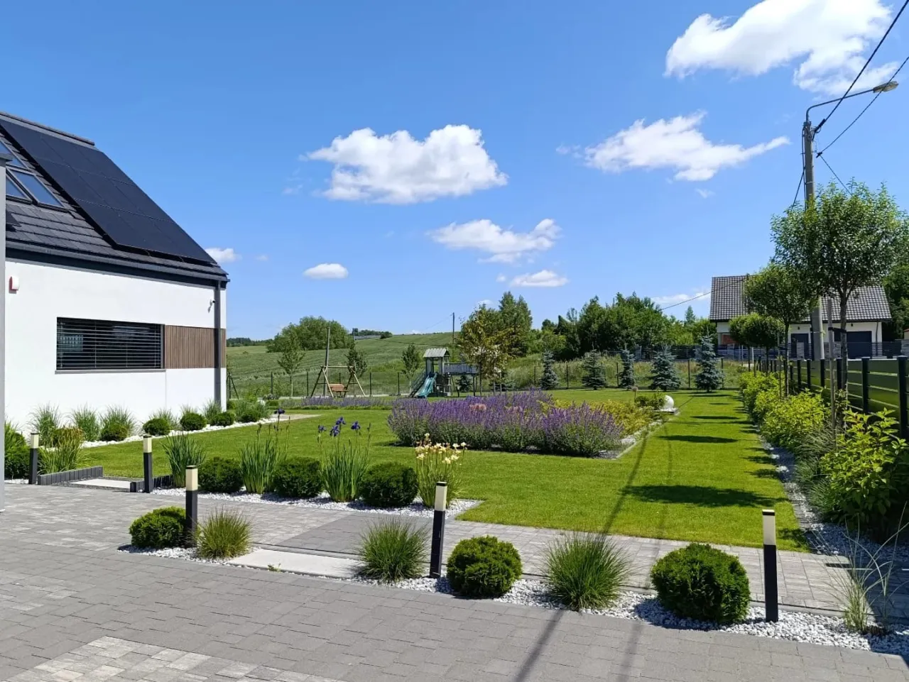 Inspiracje rabata przy chodniku słonecznym