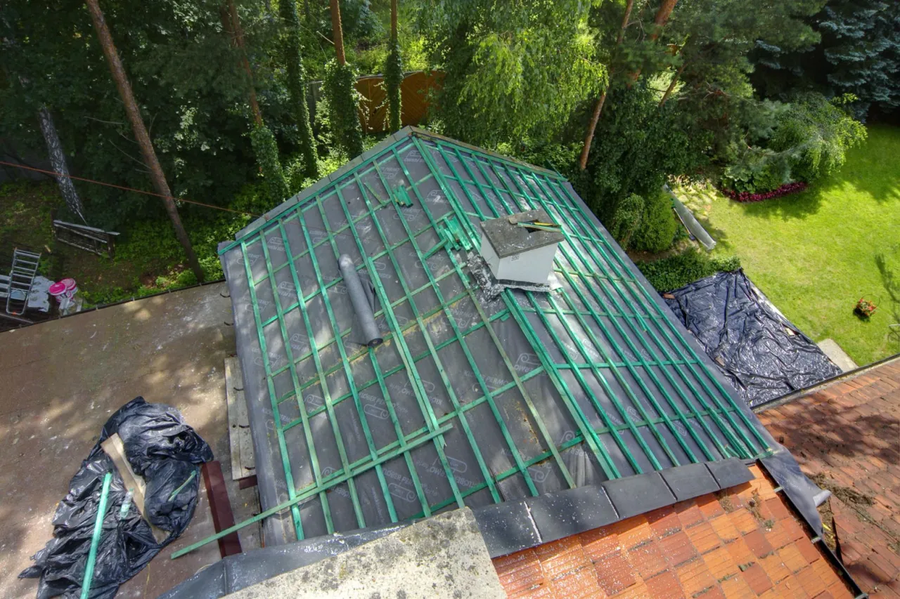 Remont dachu w trakcie. Czy remont dachu wymaga pozwolenia na budowę? Tutaj widać konstrukcję pod nowe pokrycie.