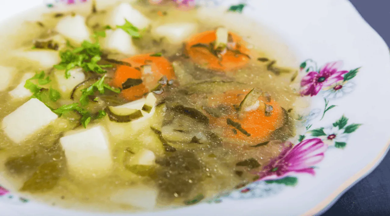 Zupa og&oacute;rkowa z ziemniakami, marchewką i koperkiem. Idealne jakie przyprawy do zupy og&oacute;rkowej? S&oacute;l, pieprz i odrobina majeranku.