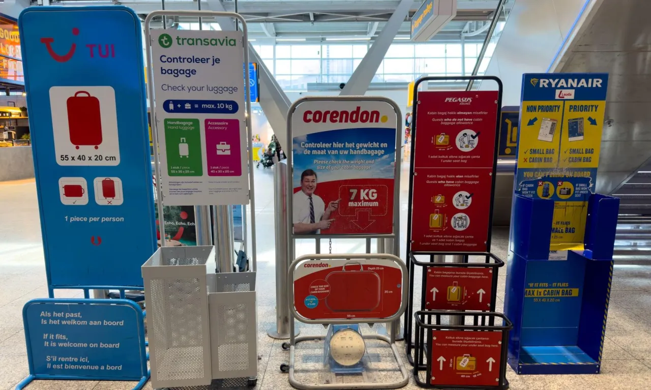 Wielkość walizki kabinowej Ryanair jest kluczowa. Na lotnisku stoją stojaki do mierzenia bagażu podręcznego, aby upewnić się, że mieści się w wymiarach 55 x 40 x 20 cm.