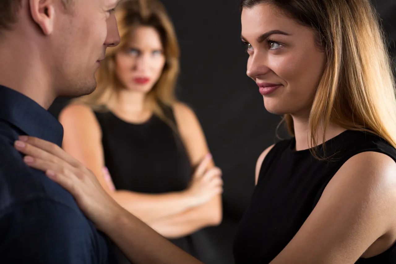 Gdy facet patrzy na inne, kobieta z tyłu jest zazdrosna.