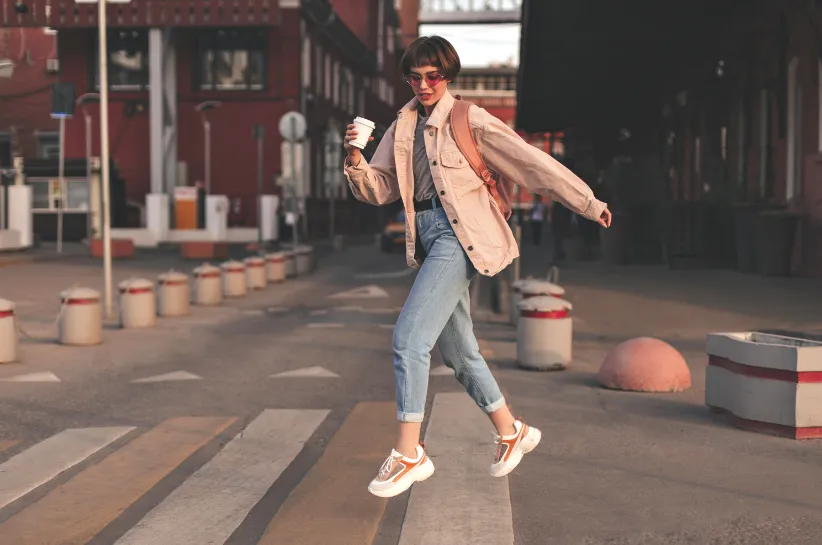 stylizacja z beżową kurtką i białymi sneakersami