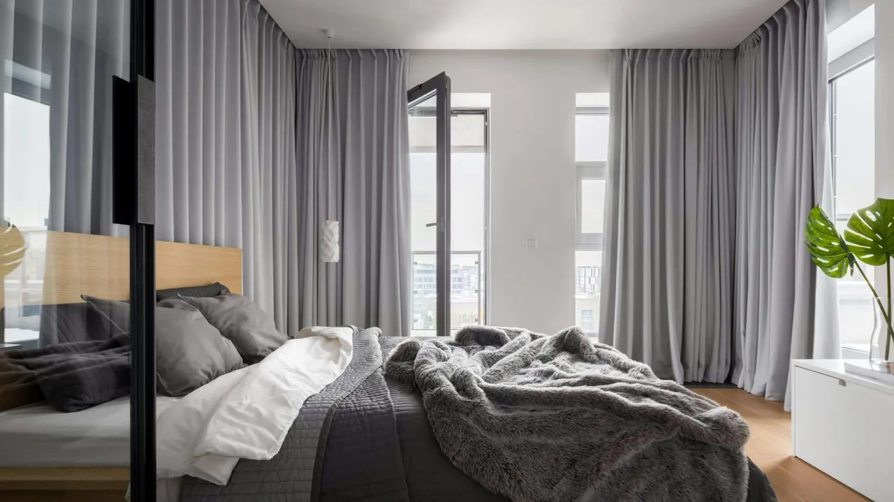 zasłony do szarej sypialni inspiracje