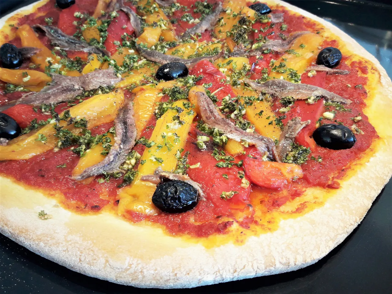 Pizza aux anchois cuite au four