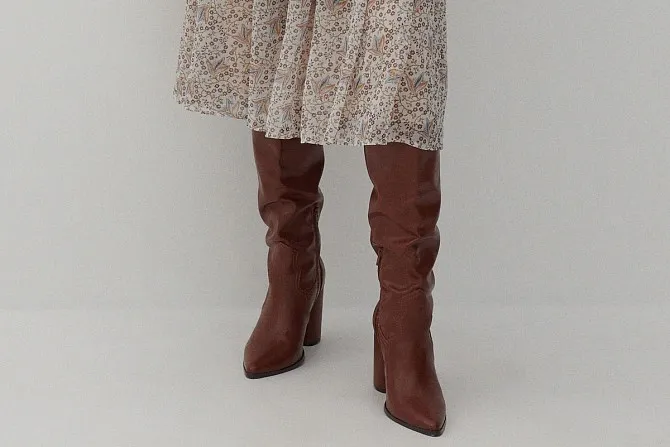 stylizacje sukienki z brązowymi kozakami