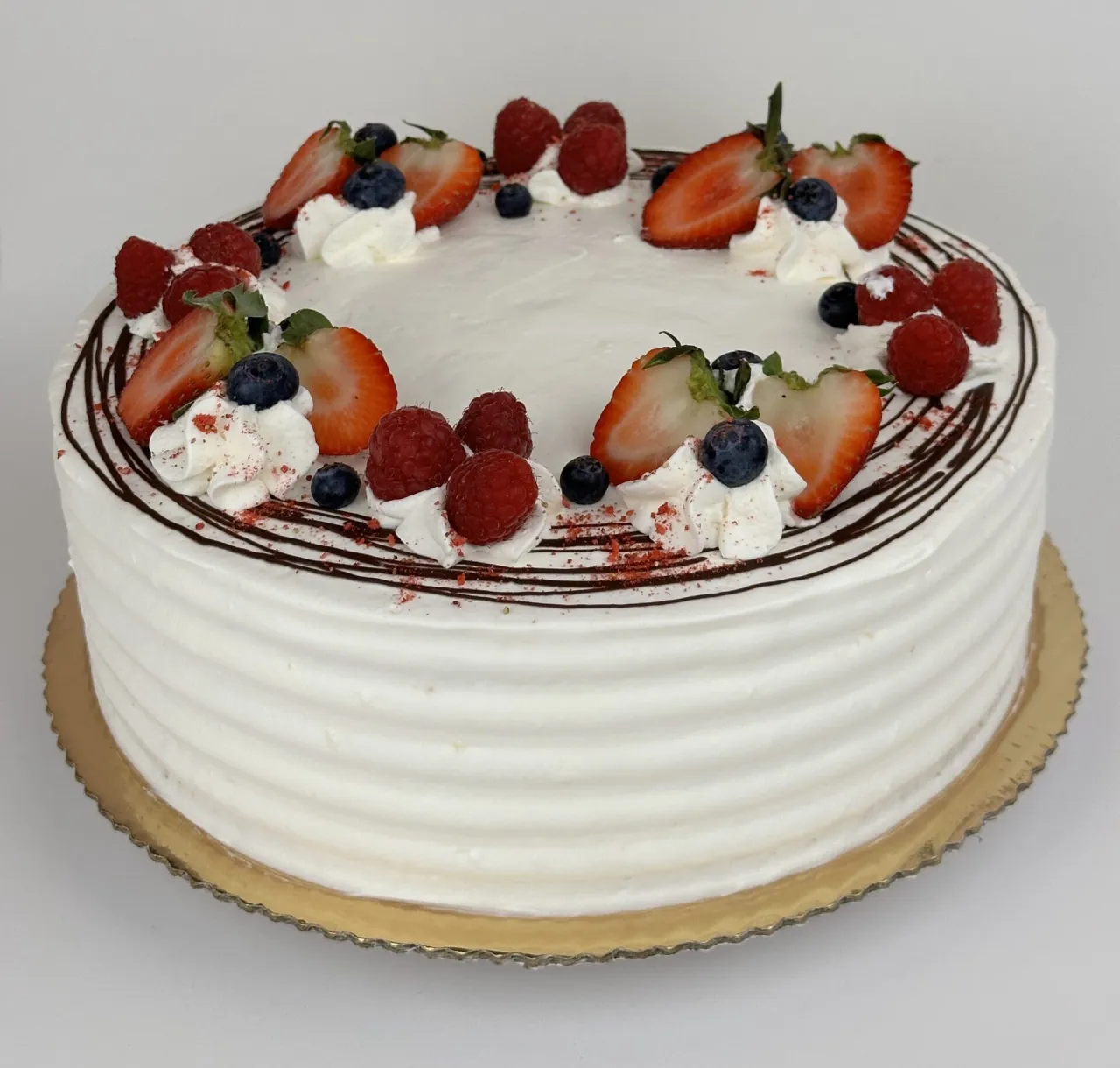 proste dekoracje tortu owocami i słodyczami