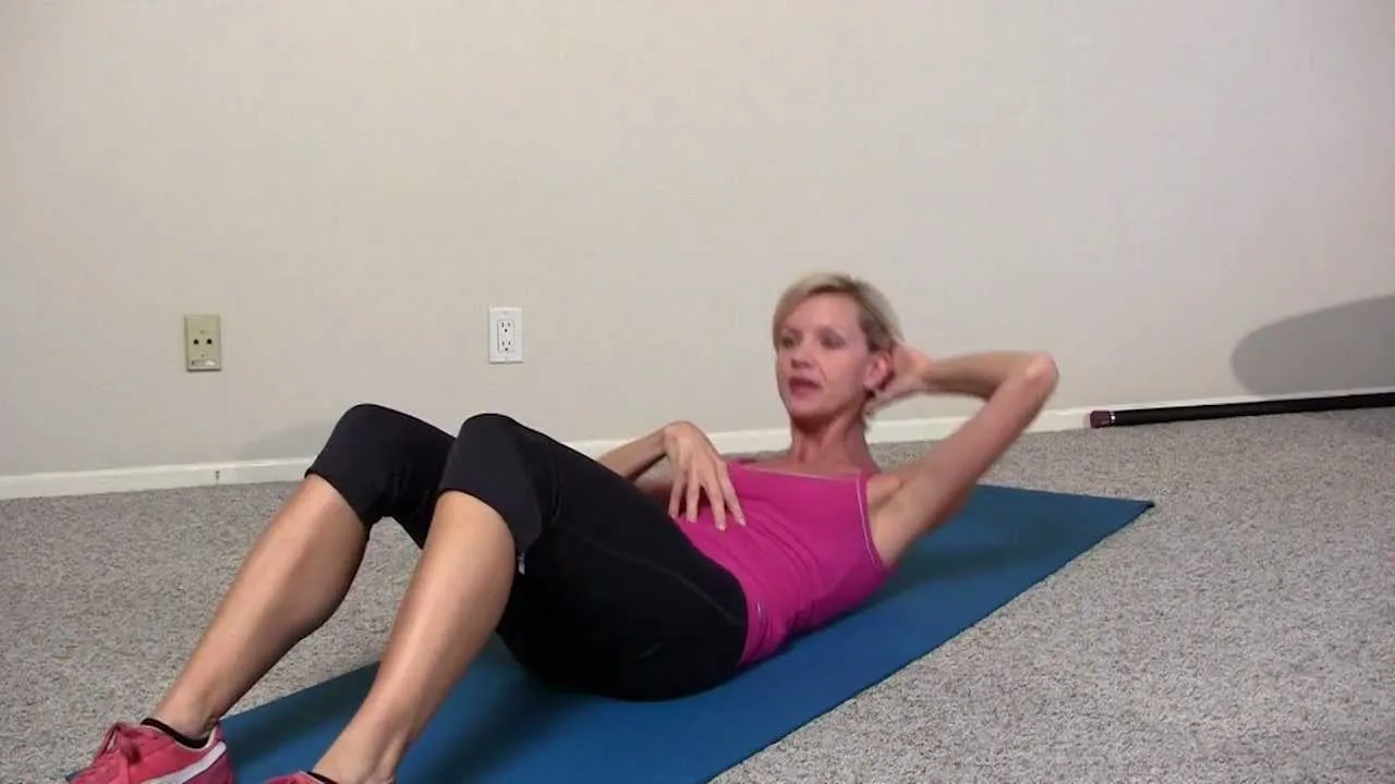 zdjęcie przedstawiające osobę wykonującą brzuszki z błędną techniką (np. ciągnącą głowę rękami)