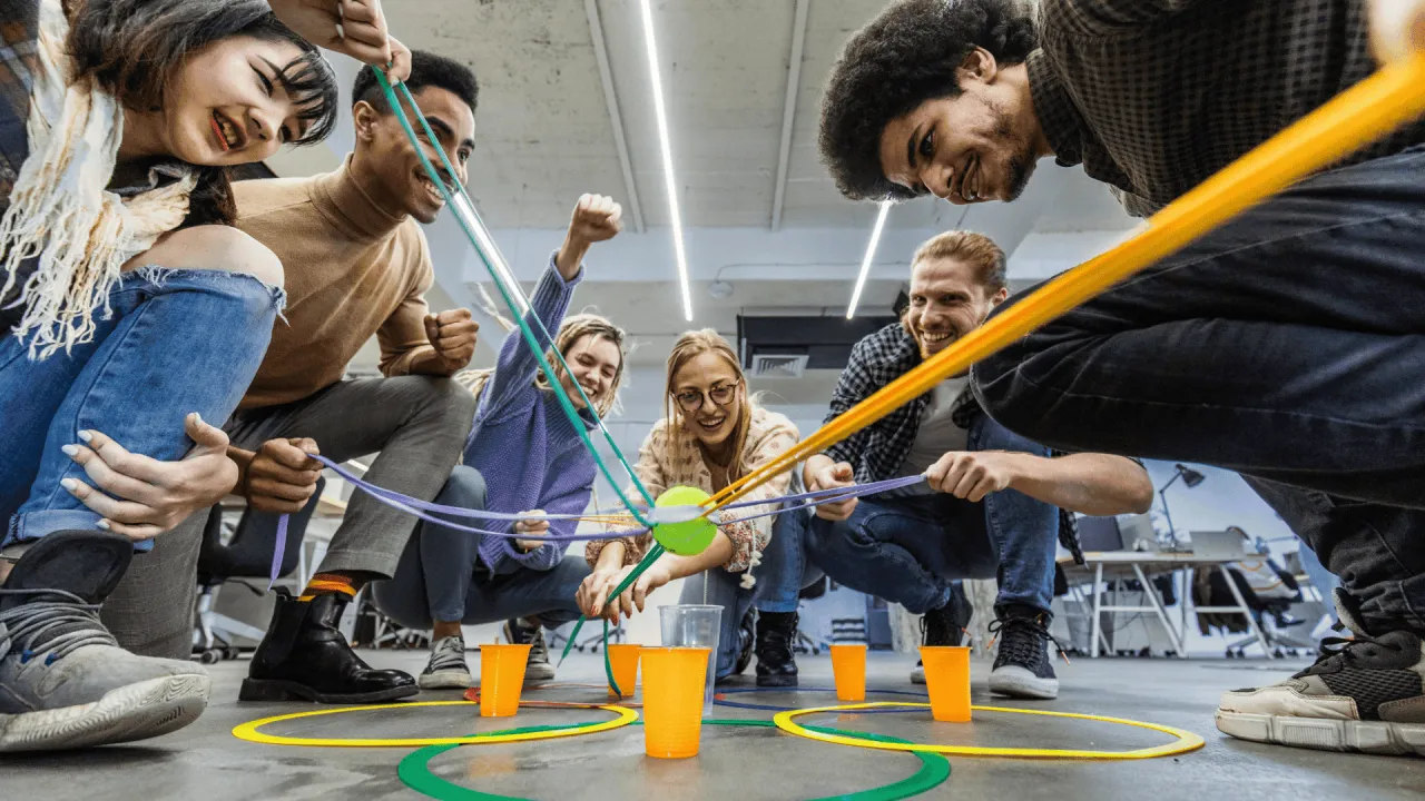 dzieci bawiące się w integracyjne gry w kręgu