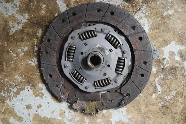 uszkodzone sprzęgło i koło dwumasowe