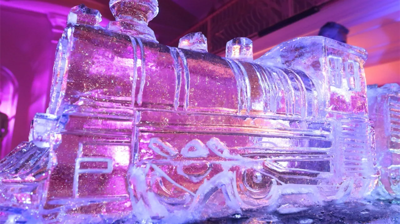 Piękna rzeźba z lodu na evencie