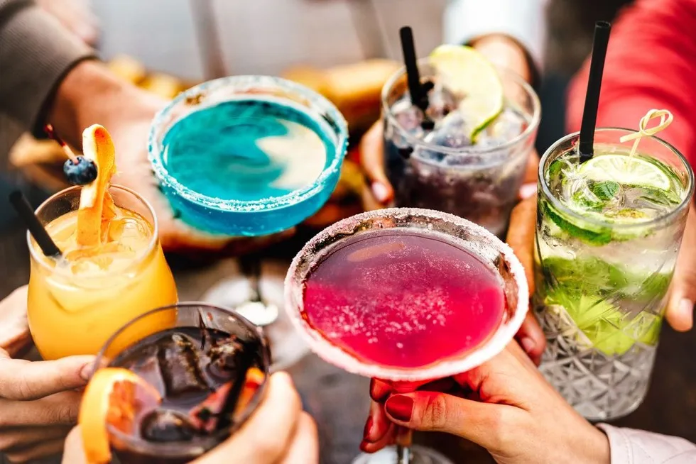 kolorowe drinki z sokami owocowymi w szklankach