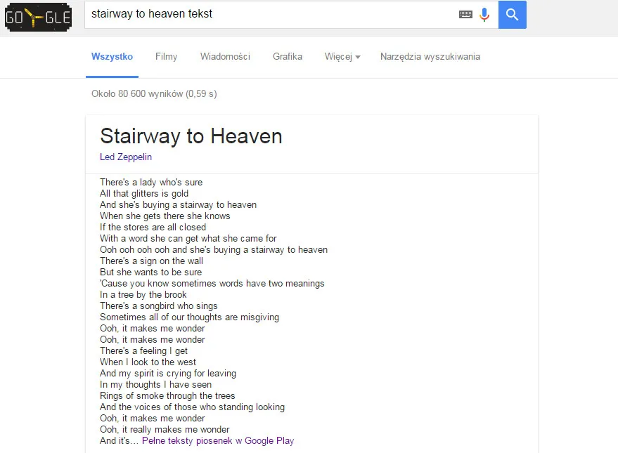 osoba wpisująca tekst piosenki w wyszukiwarkę google