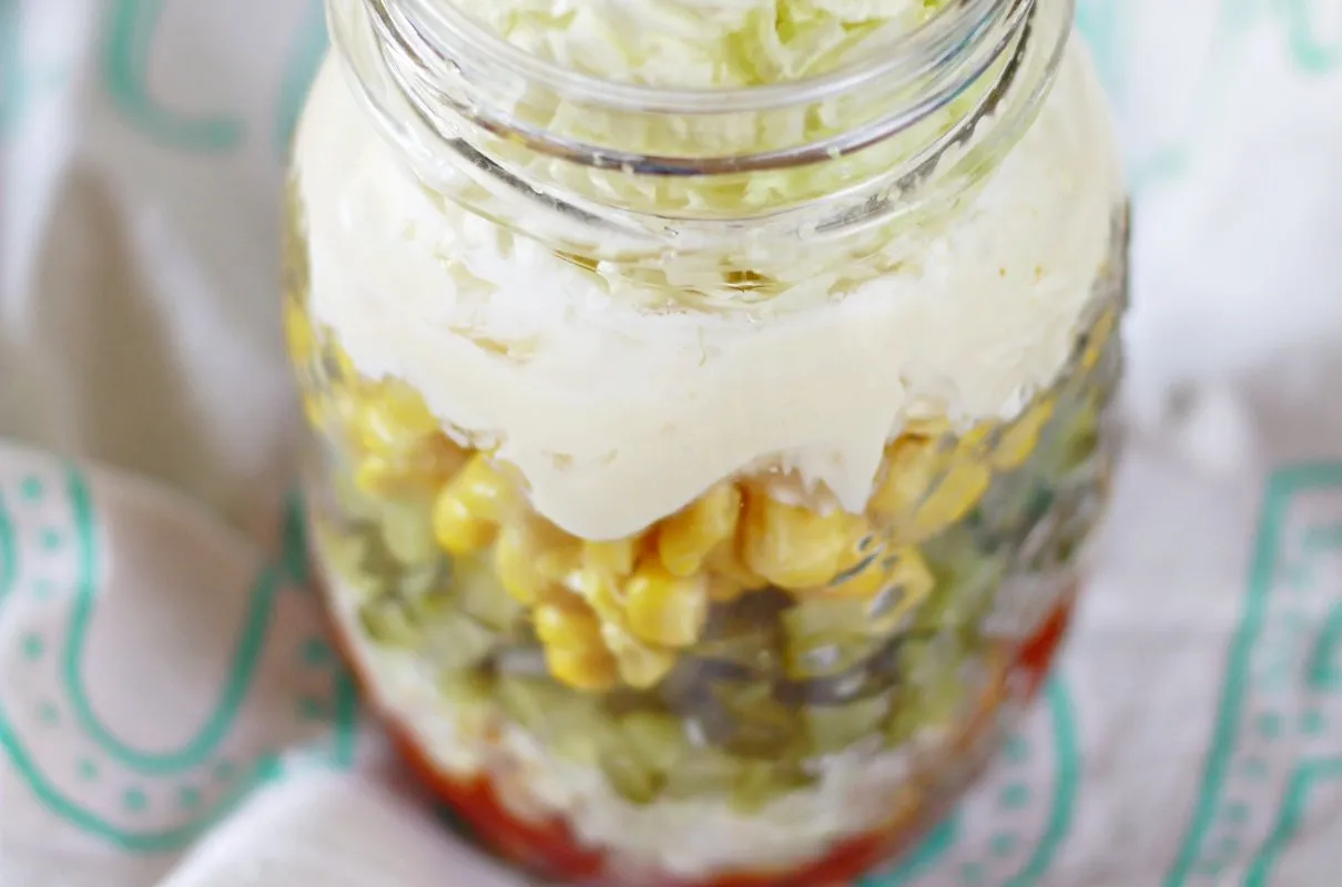 Sałatka gyros w szklanej misie