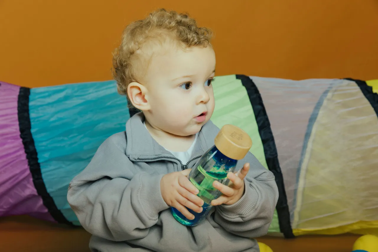 niemowlę z butelką sensoryczną