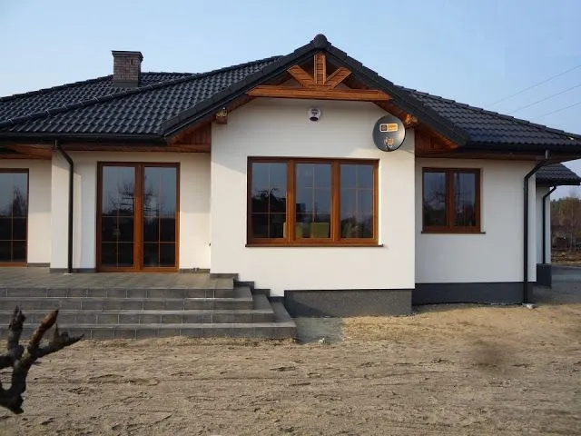 Dach grafitowy z mahoniowymi oknami, dach brązowy z mahoniowymi oknami