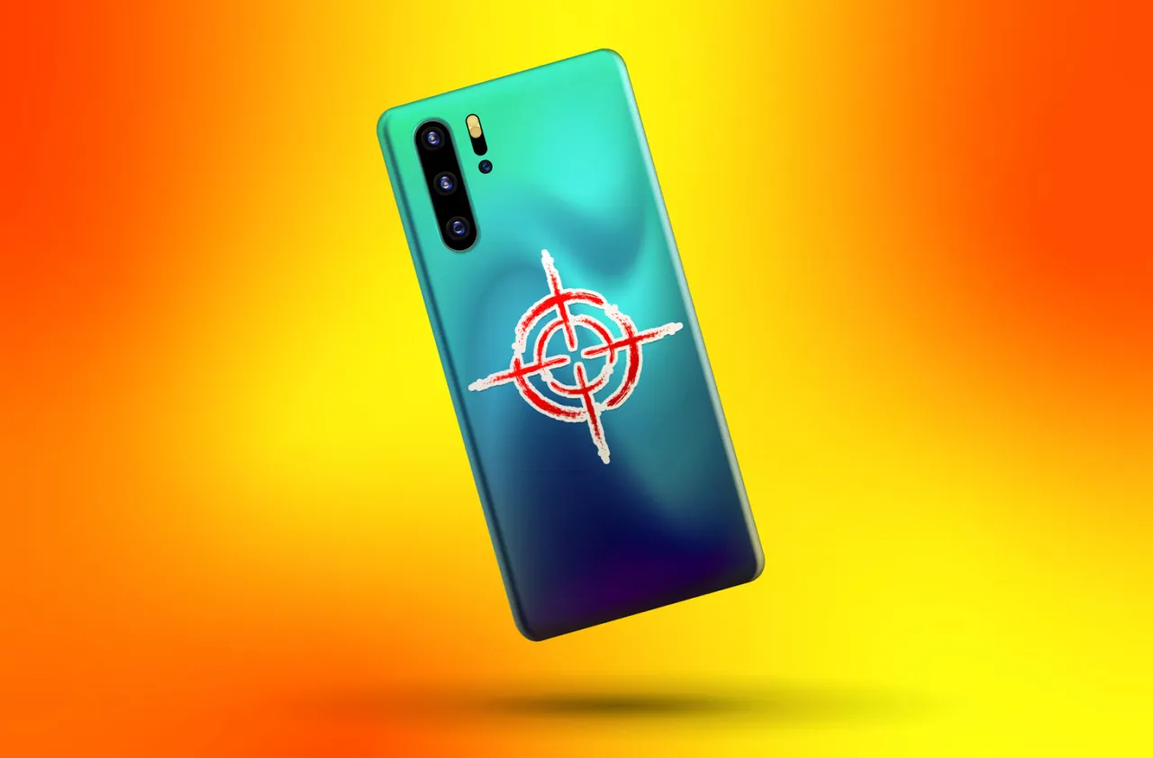 Telefon z tarczą celowniczą, symbolizującą zagrożenie ze strony aplikacji szpiegujących telefon.