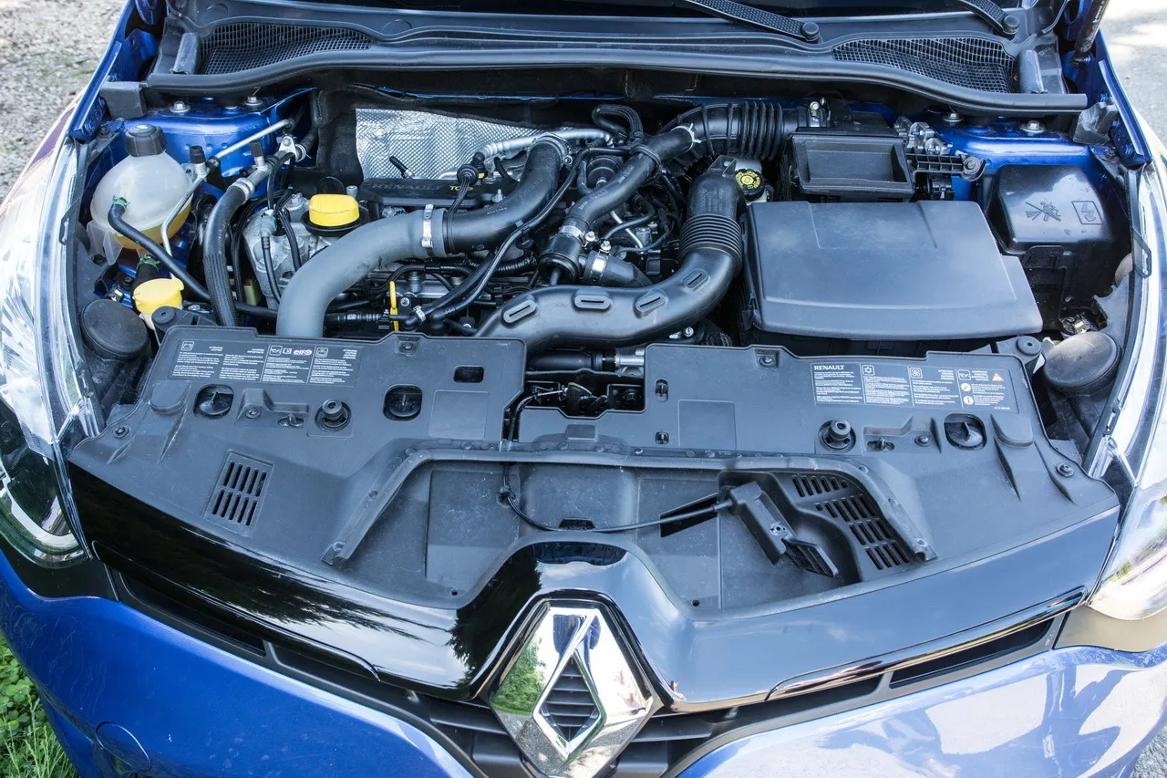 Moteur Renault Clio 4 TCe capot ouvert