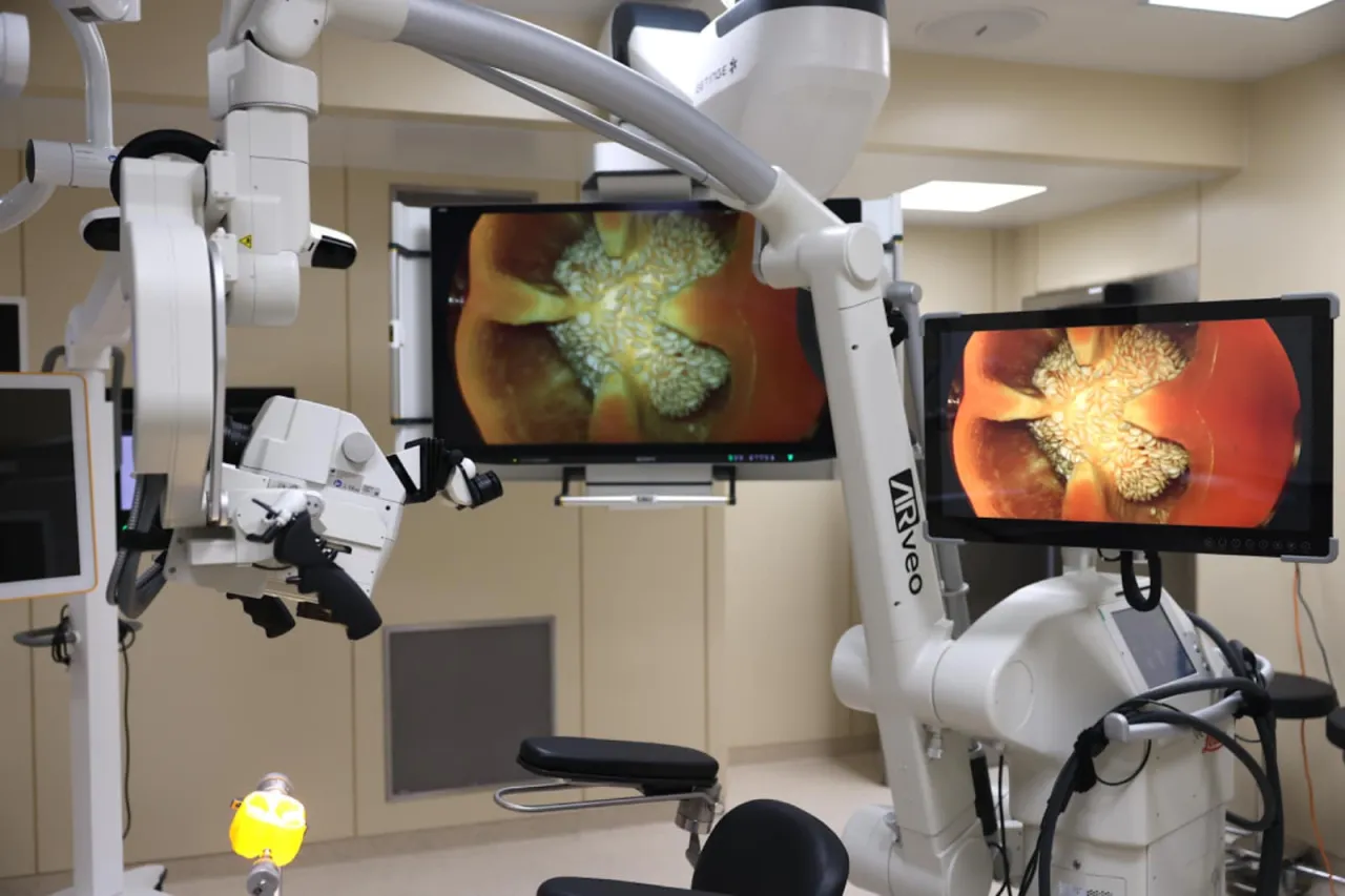 Nowoczesna sala operacyjna neurochirurgiczna