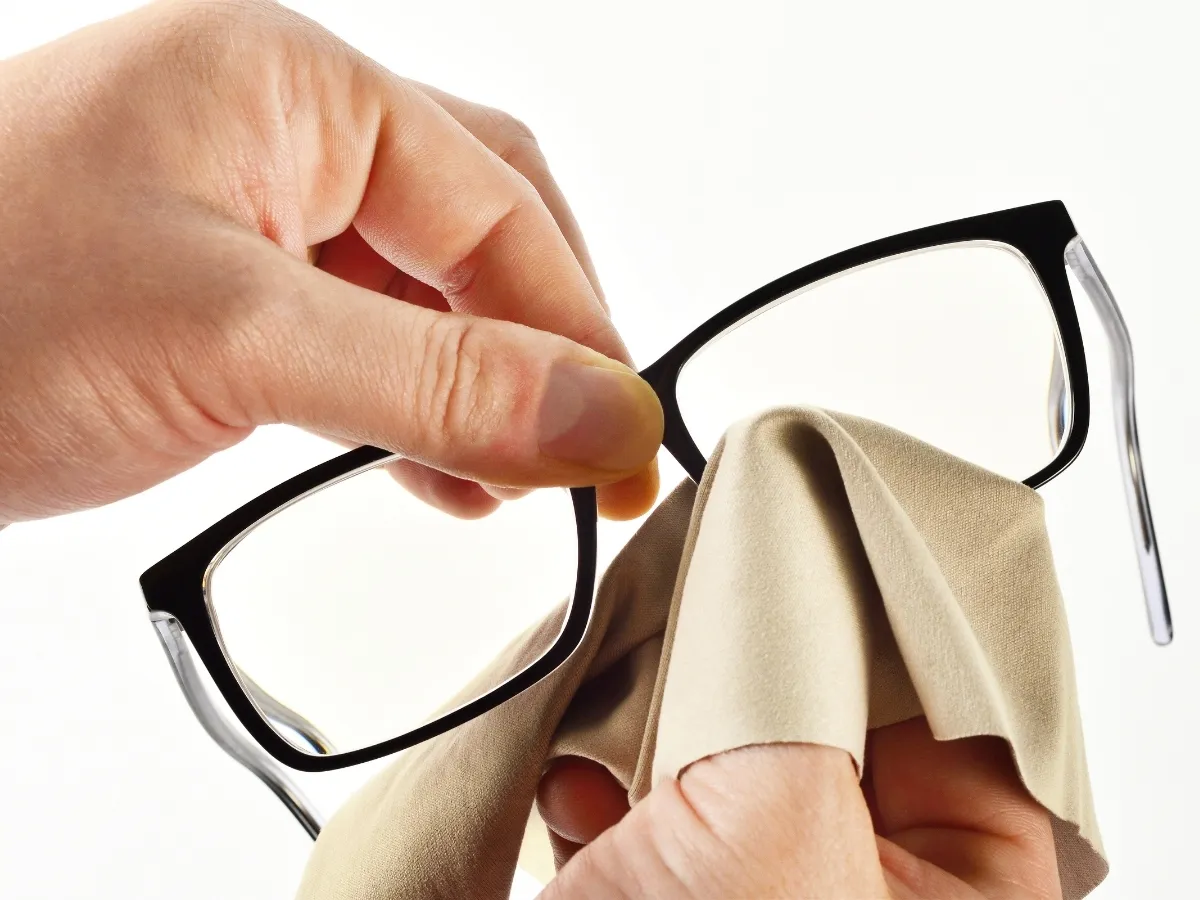 prawidłowe czyszczenie okularów