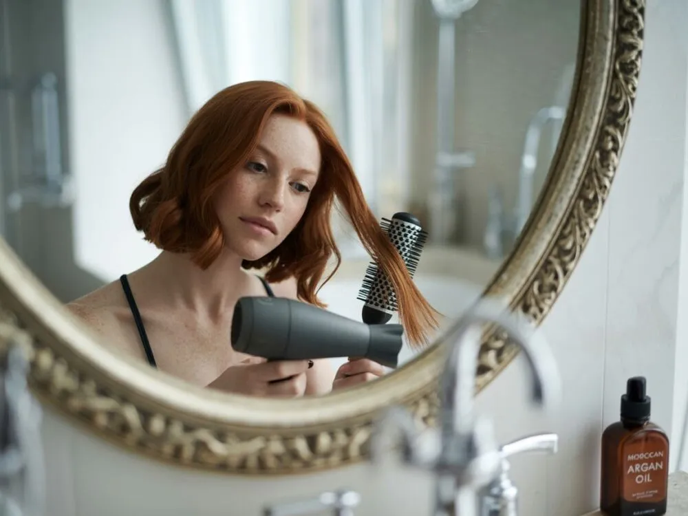 kobieta przygotowująca kr&oacute;tkie włosy do kręcenia