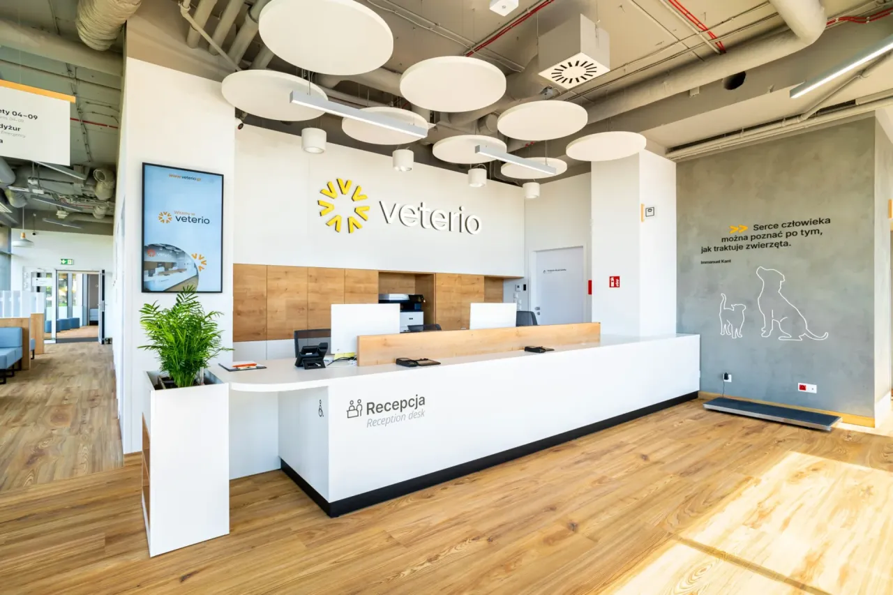 Nowoczesna klinika weterynaryjna z zadowolonymi klientami i zwierzętami