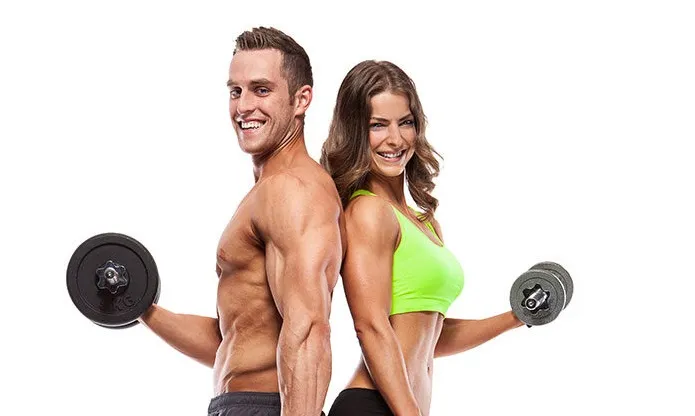 osoba ćwicząca cardio i osoba ćwicząca siłowo