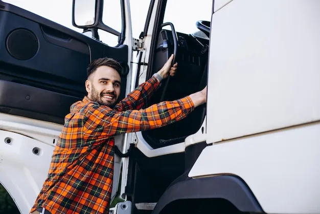 kierowca ciężarówki w kabinie uśmiechnięty