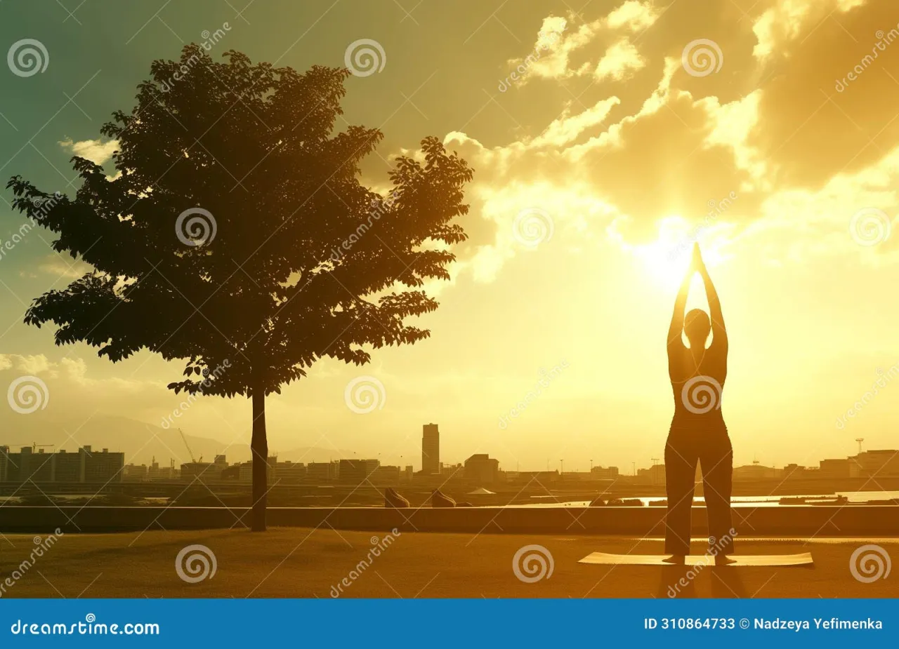 osoba uprawiająca jogę w parku o wschodzie słońca