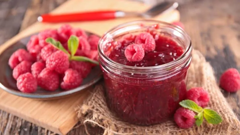 domowy dżem malinowy gotowanie