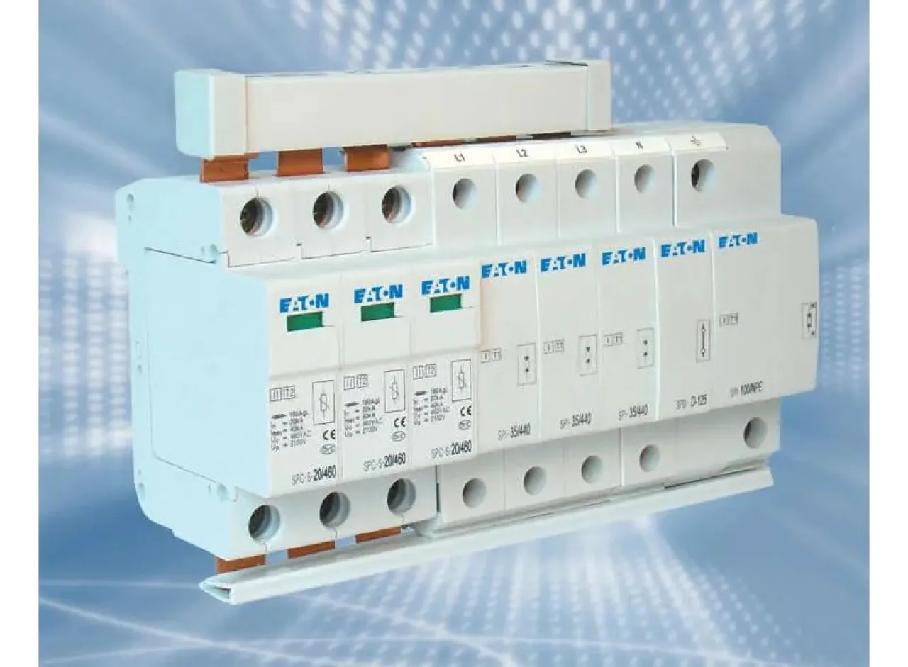 Modułowa ochrona przeciwprzepięciowa Eaton, z oznaczeniami L1, L2, L3 i N, zapewnia bezpieczeństwo instalacji elektrycznej.